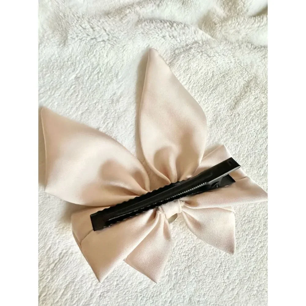 Light pink hair bow clip with super sparkly rhinestone and embellishment ￼